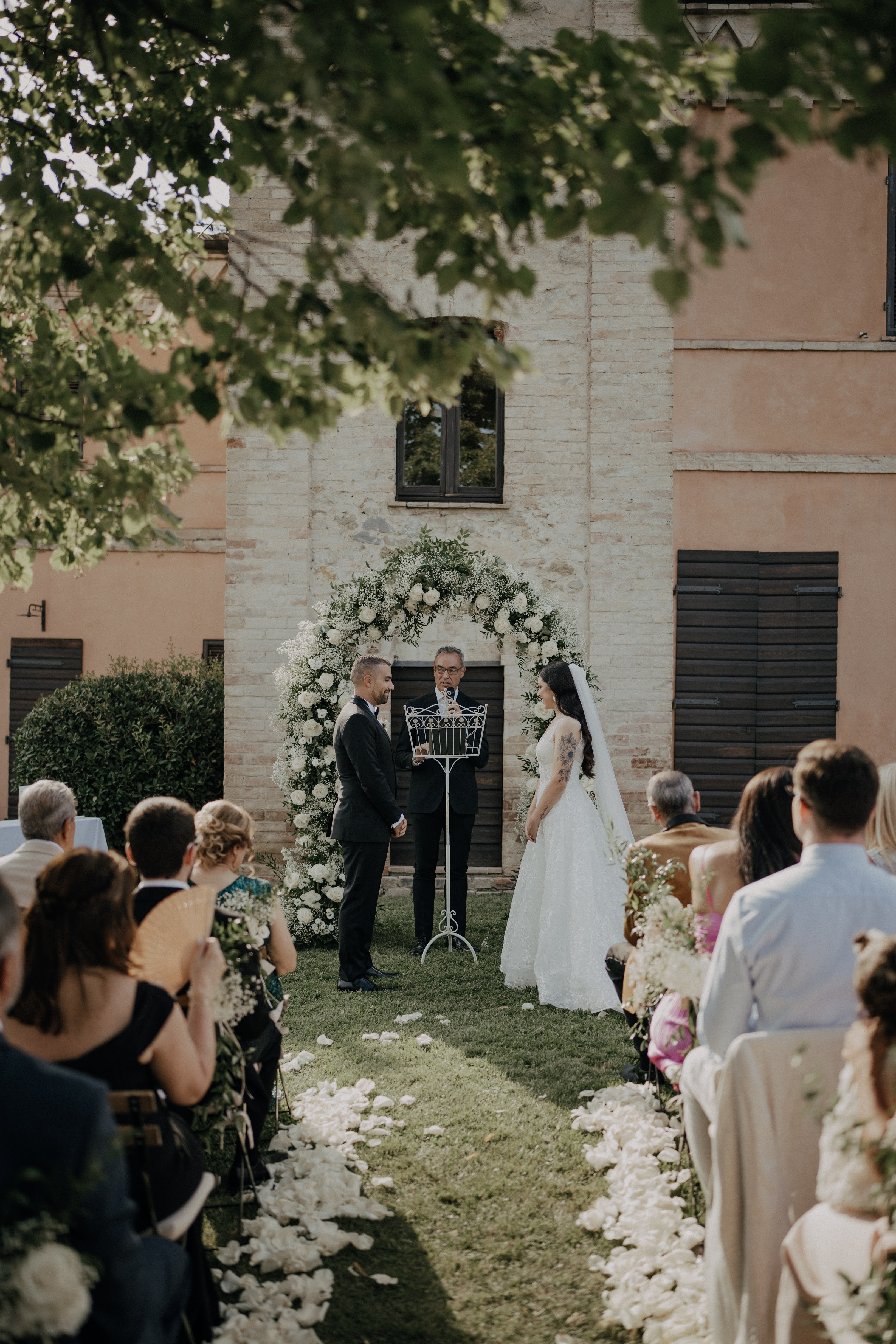 Cérémonie de mariage sous une arche fleurie