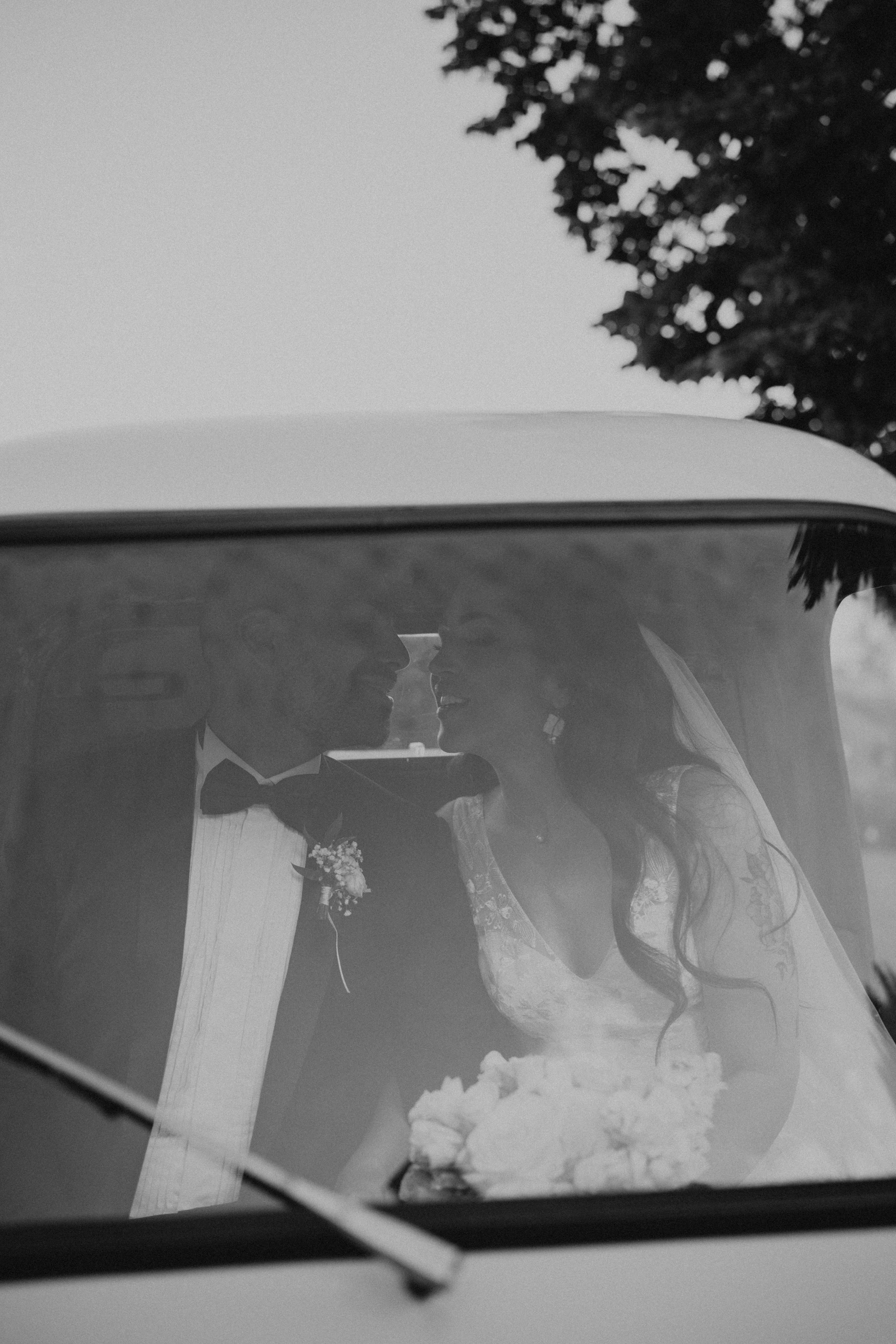 Couple de mariés dans une voiture vintage