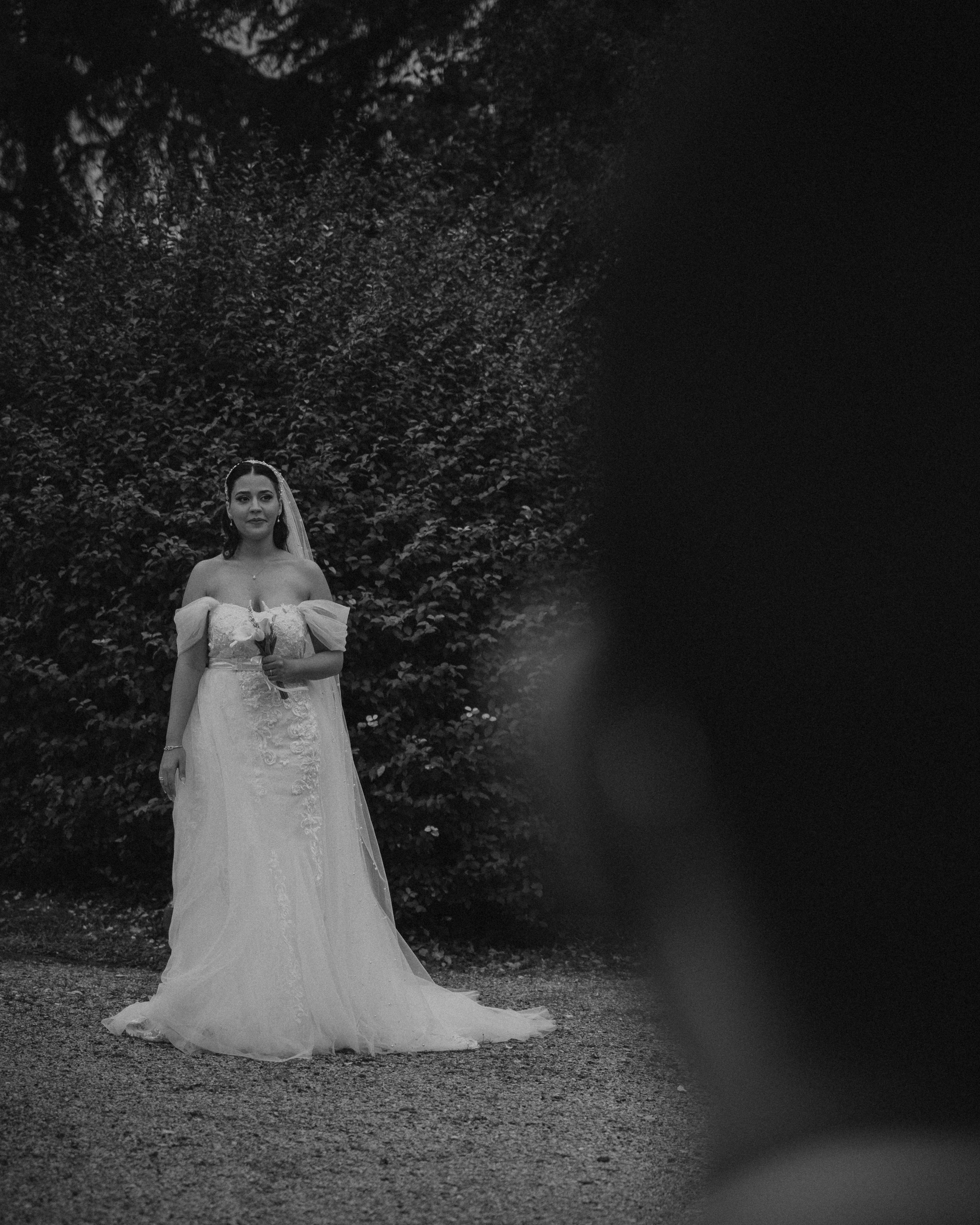 Portrait de mariée seule en extérieur